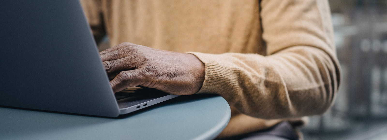 person skriver på laptop